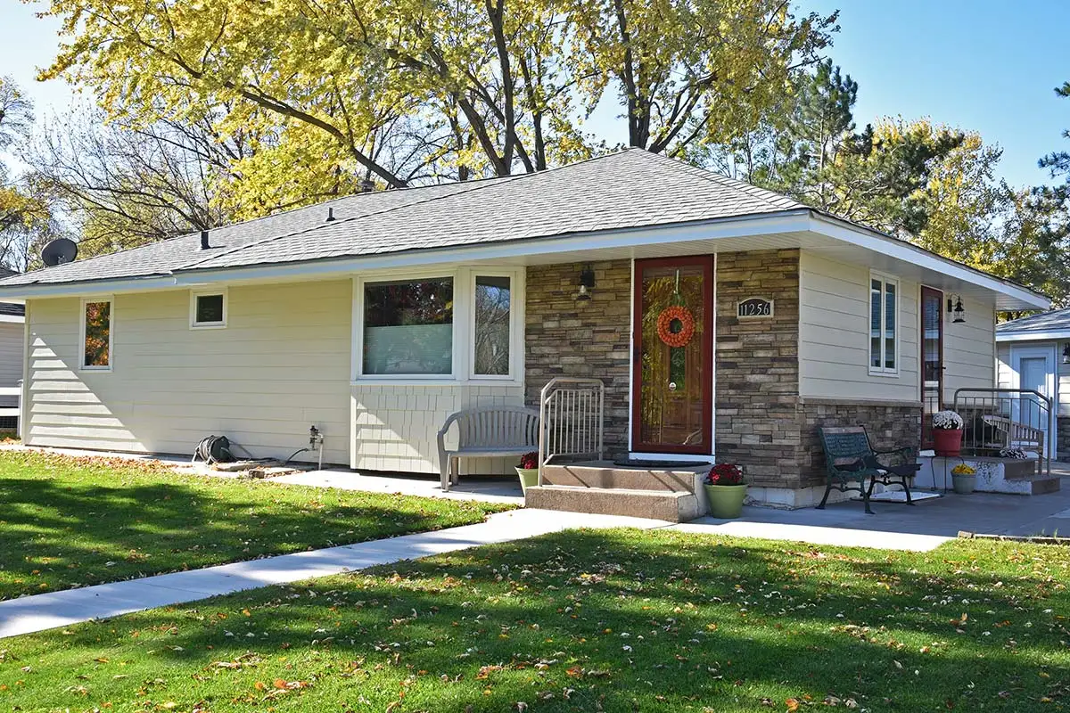 Exterior Design James Hardie HZ5 HardiePlank Cedarmill Lap Siding Navajo Beige, James Hardie HZ5 HardieShingle Straight Edge Siding, Versetta Stone Plumbcreek Ledgestone