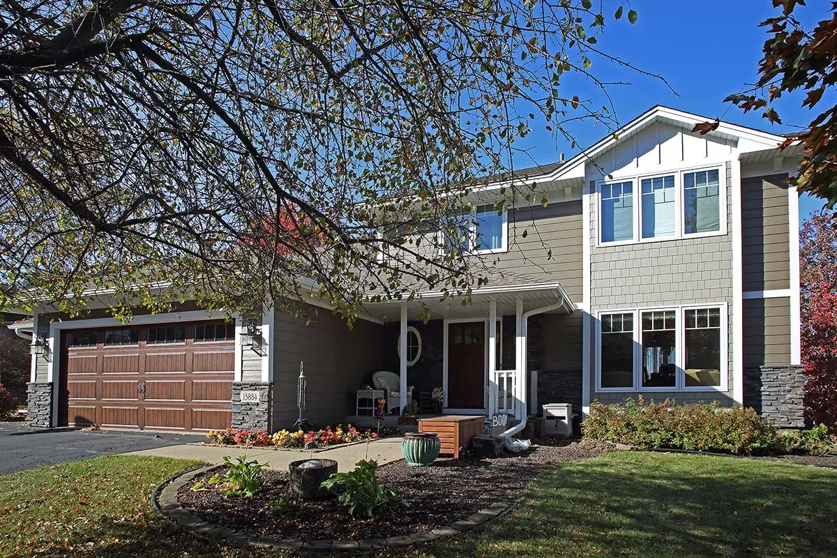 Exterior Design James Hardie HZ5 HardiePlank Cedarmill Lap Siding Timber Bark, Hardie Board and Batten Timber Bark and Arctic White, Hardie HZ5 HardieShingle Straight Edge Siding Monterey Taupe, Hardie Trim Arctic White