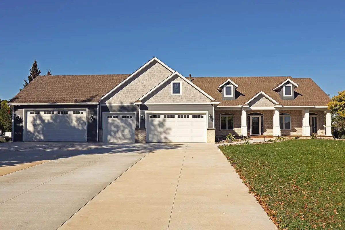 James Hardie HZ5 HardiePlank Cedarmill Lap Siding Night Gray, HardieShingle Staggered Siding Pearl Gray, HardieTrim Arctic White